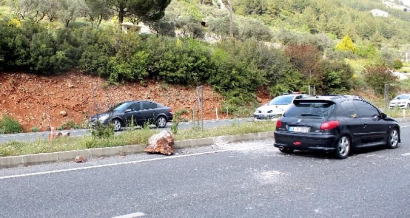 MUĞLA'DA SÜRÜCÜLER YOLA DÜŞEN KAYA PARÇASINDAN ŞANS ESERİ KURTULDU