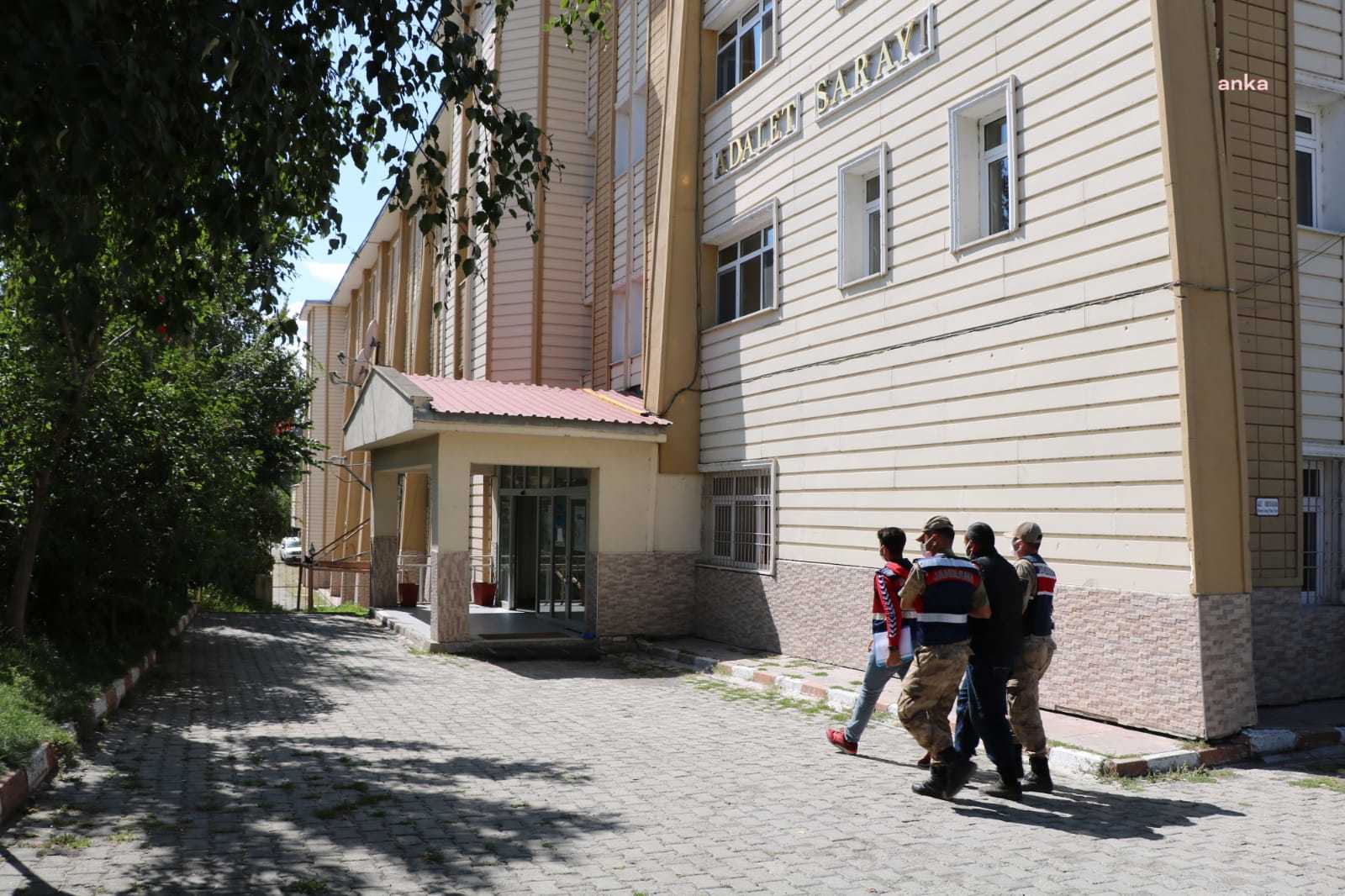 KAÇAK SİLAHLARLA EVİNDE YAKALANDI