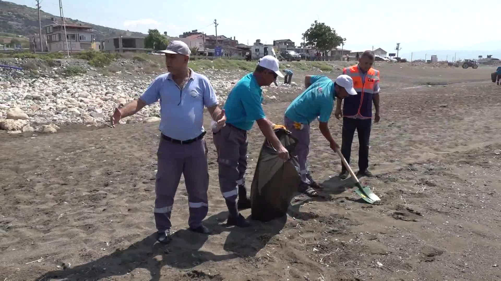 HATAY BÜYÜKŞEHİR, KIYILARA ULAŞAN AKARYAKIT SIZINTISINA MÜDEHALE EDİYOR