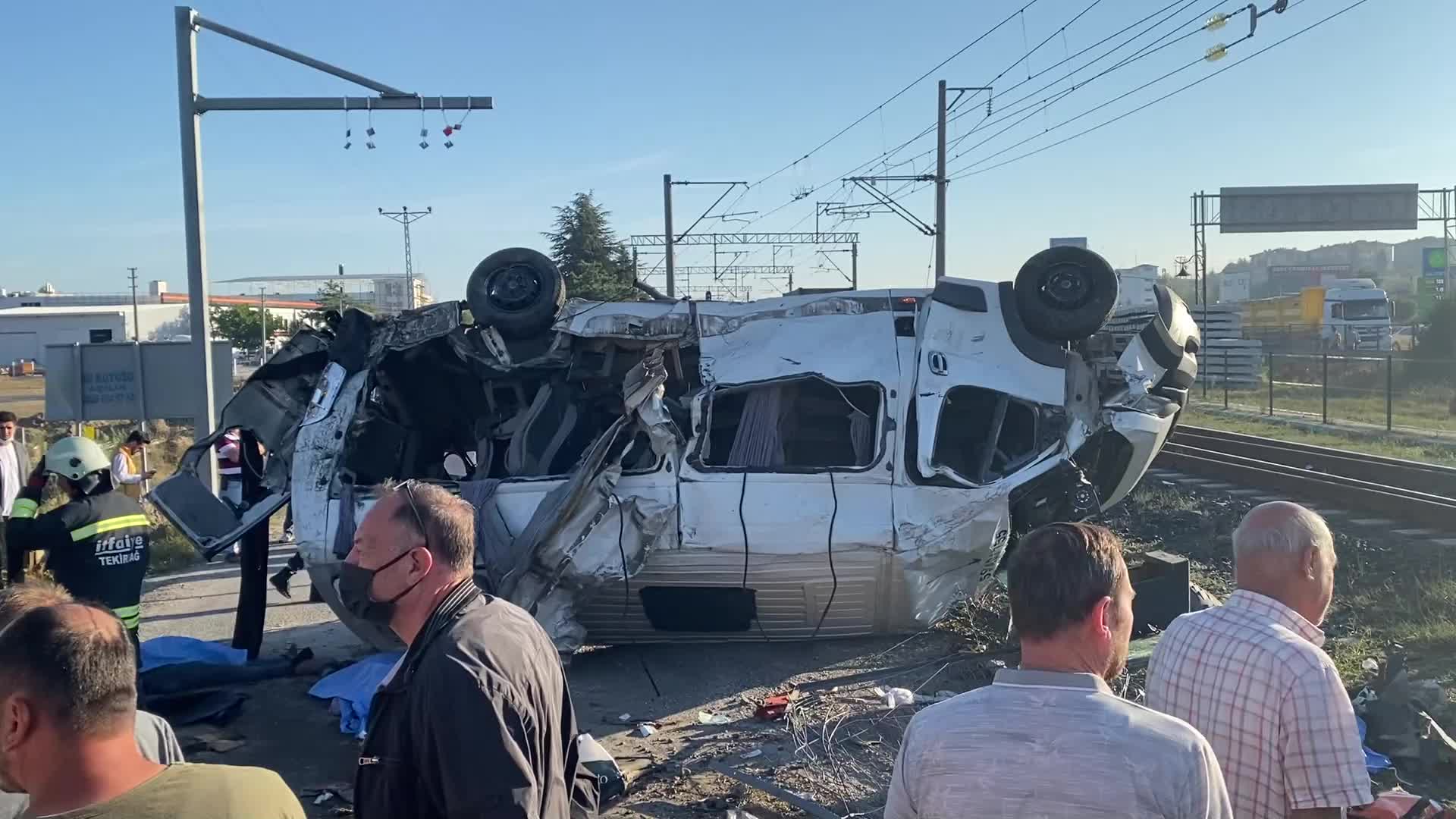 TEKİRDAĞ ERGENE’DE YÜK TRENİ İŞÇİ SERVİSİNE ÇARPTI: 6 ÖLÜ, 5 YARALI