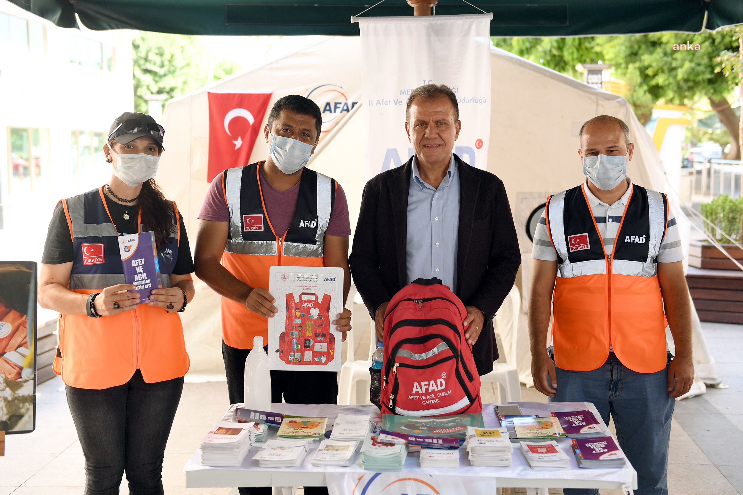 VAHAP SEÇER, AFAD BİLİNÇLENDİRME VE EĞİTİM STANDINI ZİYARET ETTİ