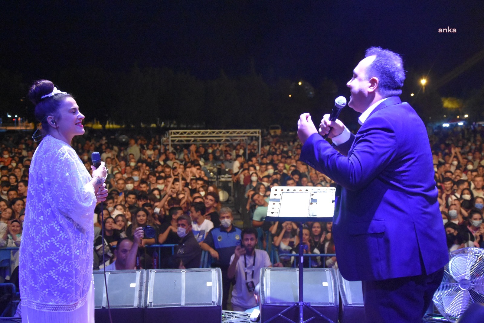 AKHİSAR’DA CEYLAN ERTEM RÜZGARI ESTİ