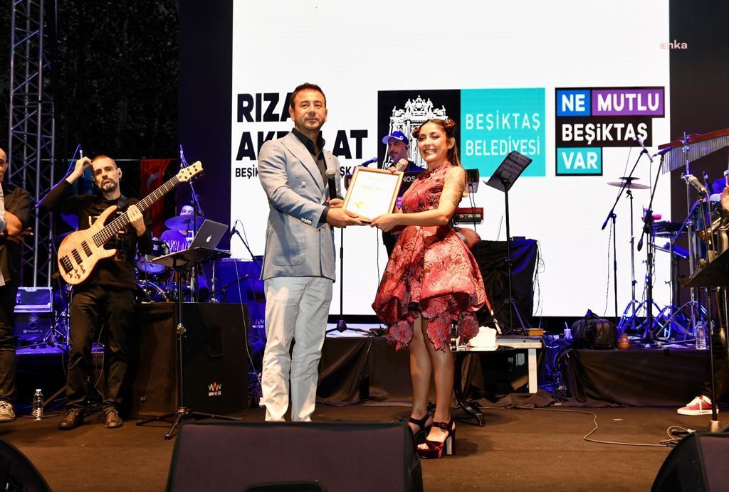 BEŞİKTAŞ SANATÇILAR PARKI'NDA MELEK MOSSO KONSERİ