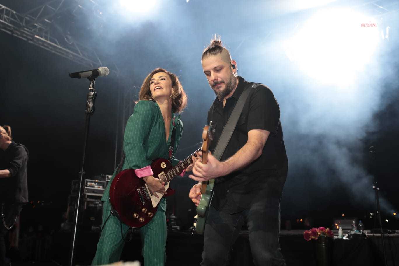 İZMİT KADIN FESTİVALİ’NİN İKİNCİ GÜNÜNDE FATMA TURGUT KONSER VERDİ