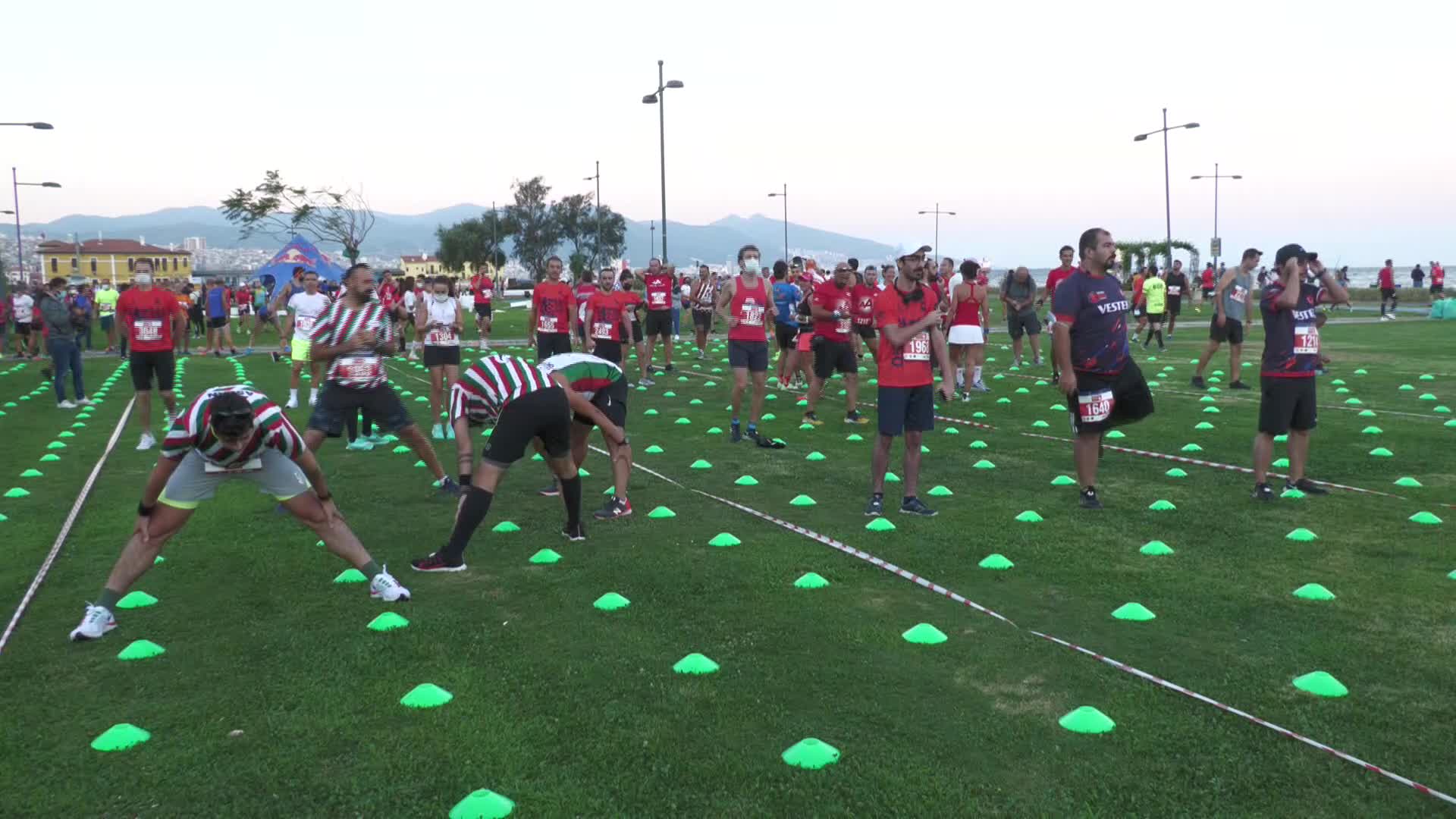İZMİR'DE 9 EYLÜL ULUSLARARASI YARI MARATONU İLE BİSİKLET YARIŞI AYNI ANDA VE AYNI YOL ÜZERİNDE YAPILDI