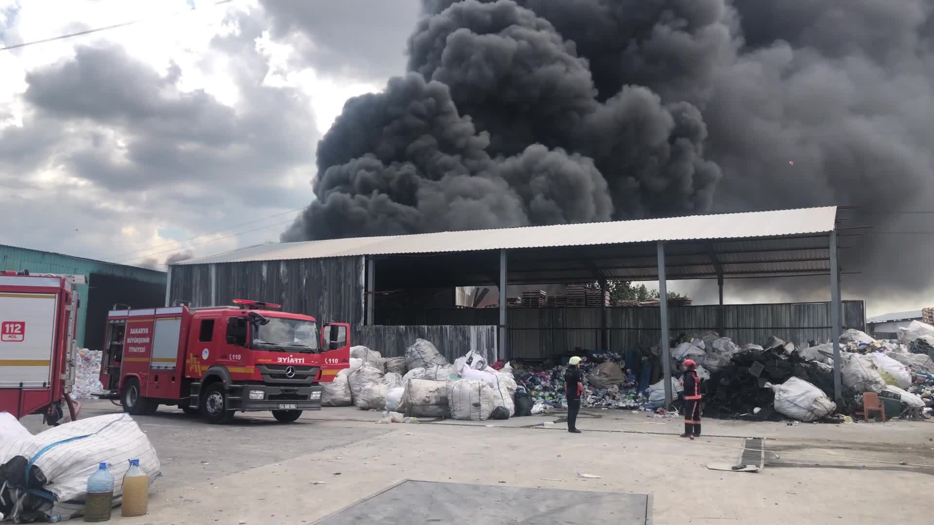 SAKARYA ARİFİYE’DE İKİ FABRİKA VE BİR DEPO YANDI