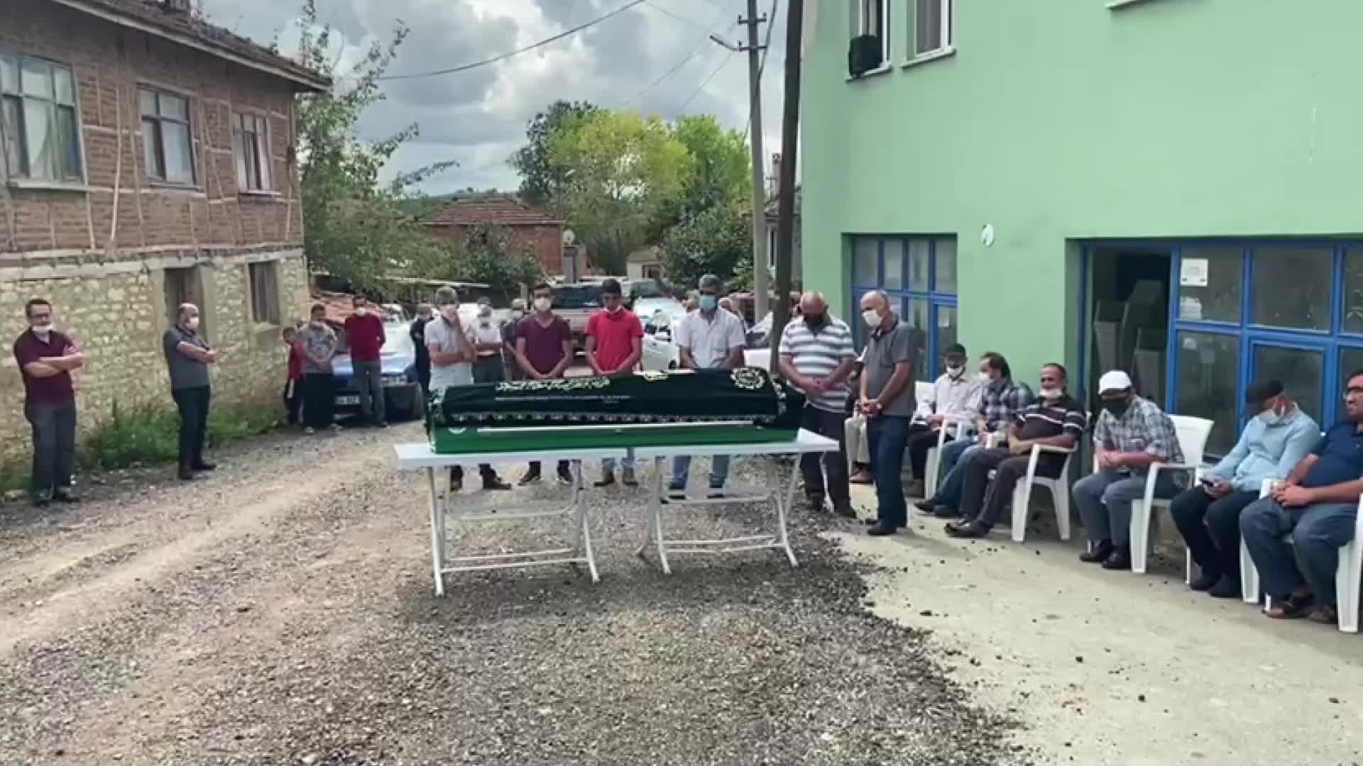 TEKİRDAĞ’DA TRENİN ÇARPTIĞI SERVİS ARACINDA HAYATINI KAYBEDEN AÇIKGÖZ, SAKARYA’DA SON YOLCULUĞUNA UĞURLANDI