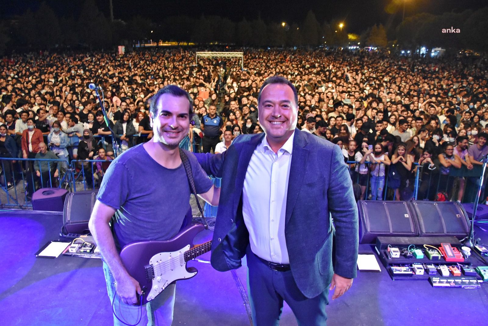 AKHİSAR'DA MOR VE ÖTESİ RÜZGÂRI