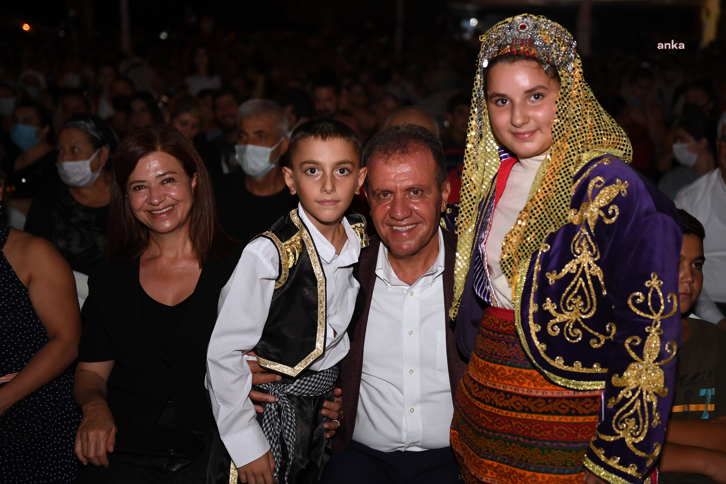 VAHAP SEÇER, FESTİVALDE GENÇLERE SESLENDİ: “İLİMİN PEŞİNDEN GİDECEĞİZ”
