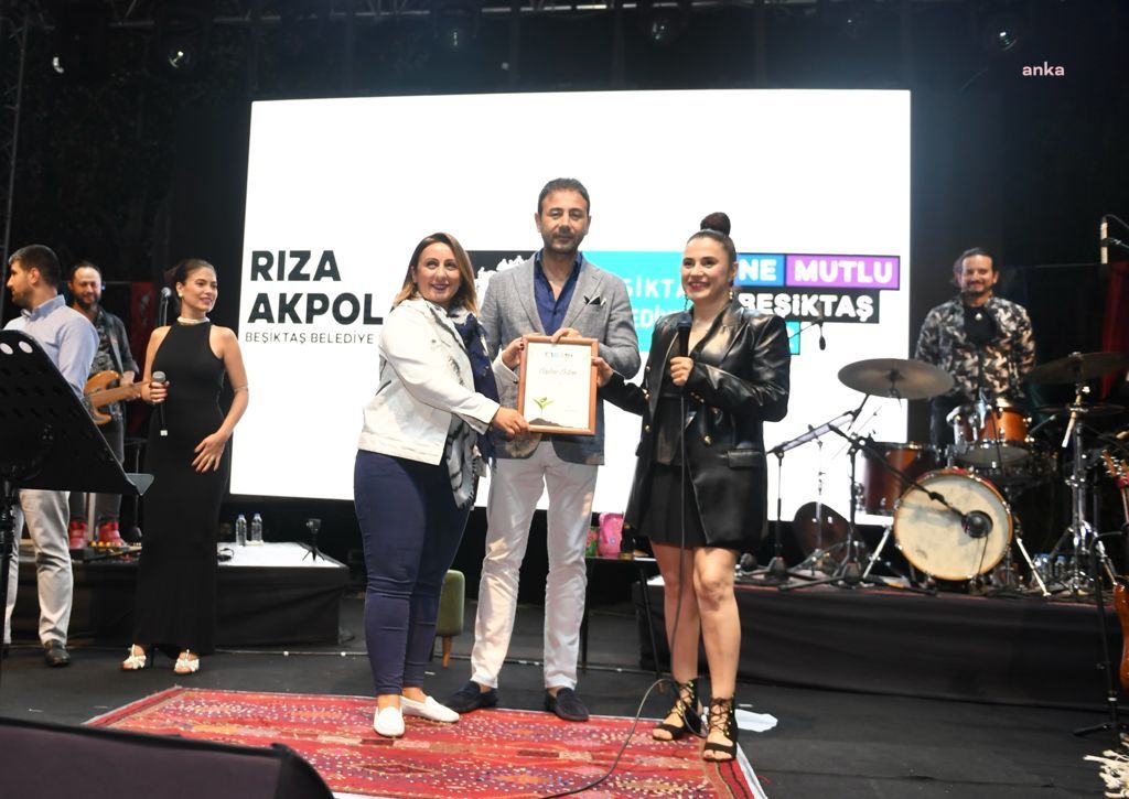 BEŞİKTAŞLILAR, CEYLAN ERTEM'İN ŞARKILARIYLA COŞTU