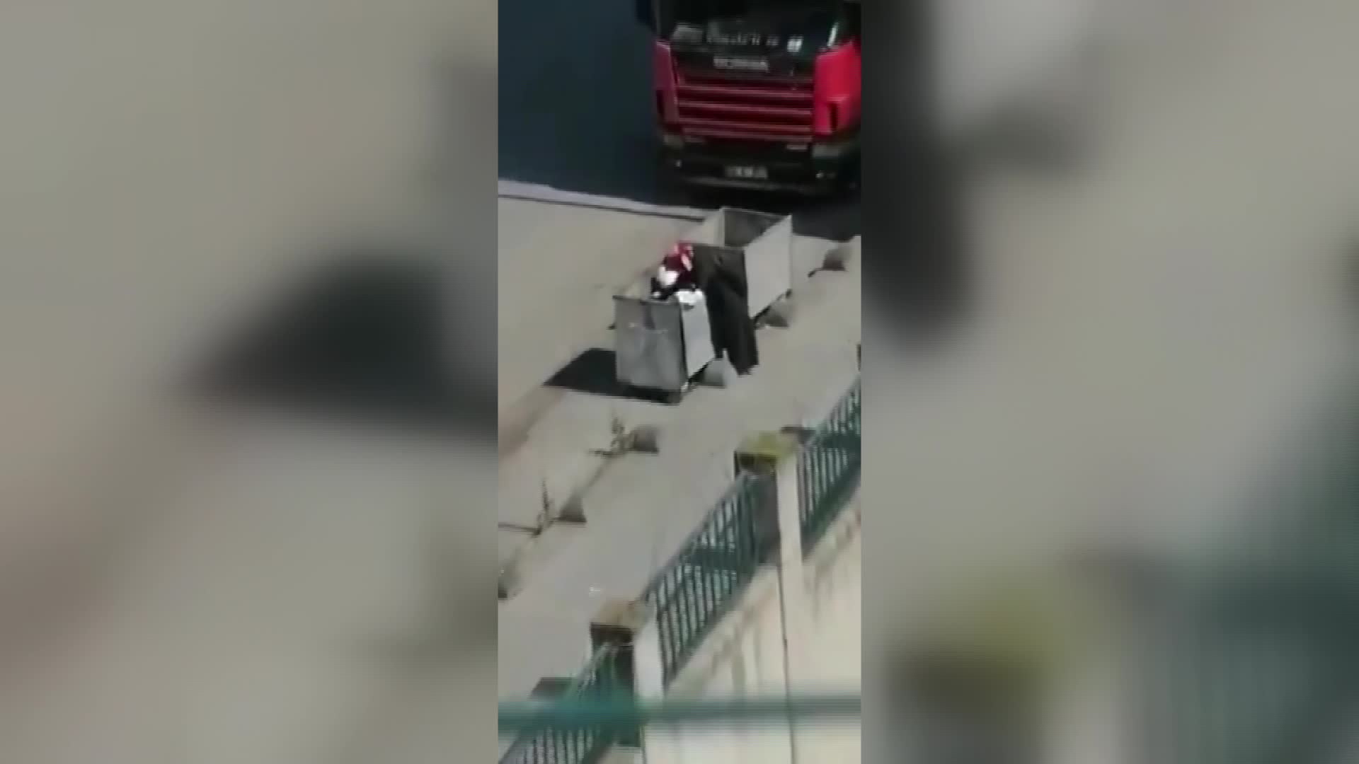 YASAĞA RAĞMEN SOKAKTA ÇÖPLERDEN YİYECEK TOPLADI