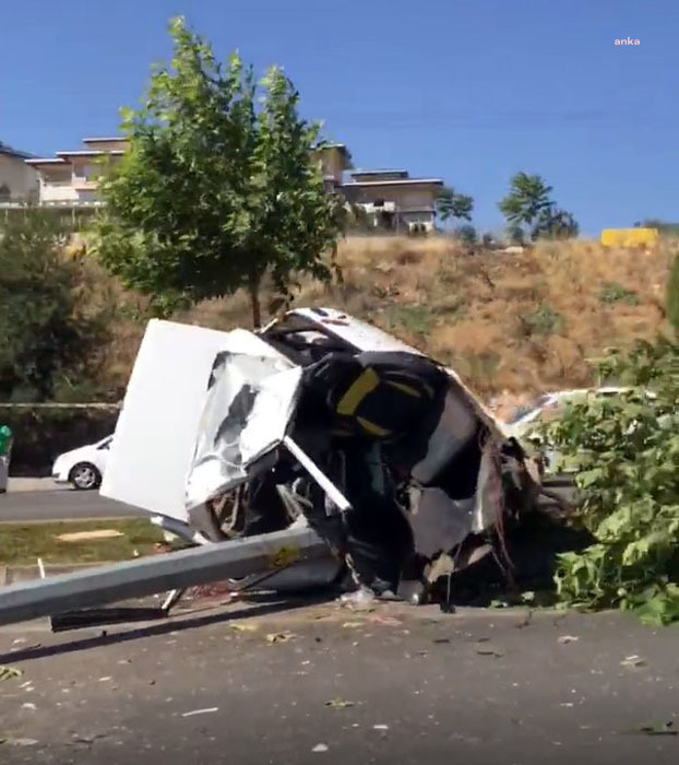 GAZİANTEP'TE İKİYE BÖLÜNEN OTOMOBİLDE 2 KİŞİ ÖLDÜ
