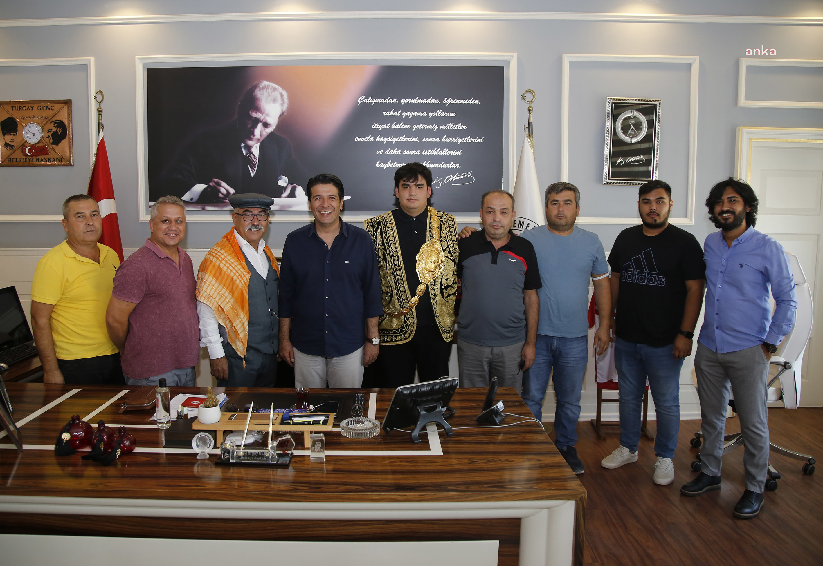 DÖŞEMEALTI BELEDİYE BAŞKANI GENÇ, TÜRKİYE'NİN EN GENÇ GÜREŞ AĞASINI AĞIRLADI