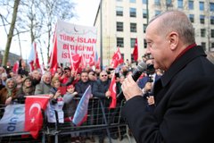 ERDOĞAN BRÜKSEL'DE KENDİNİ BEKLEYEN VATANDAŞLARA SESLENDİ (EK GÖRÜNTÜ)