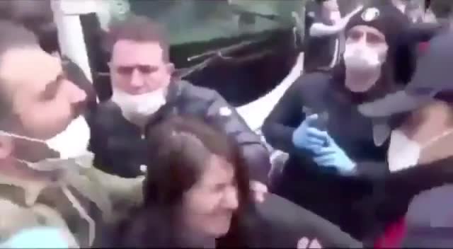 TİP MİLLETVEKİLİ ATAY, KADINI GÖZALTINA ALMAYA ÇALIŞAN POLİSE:  İKİ TANE KAZIK KADAR ADAM, NE YAPIYORSUN?