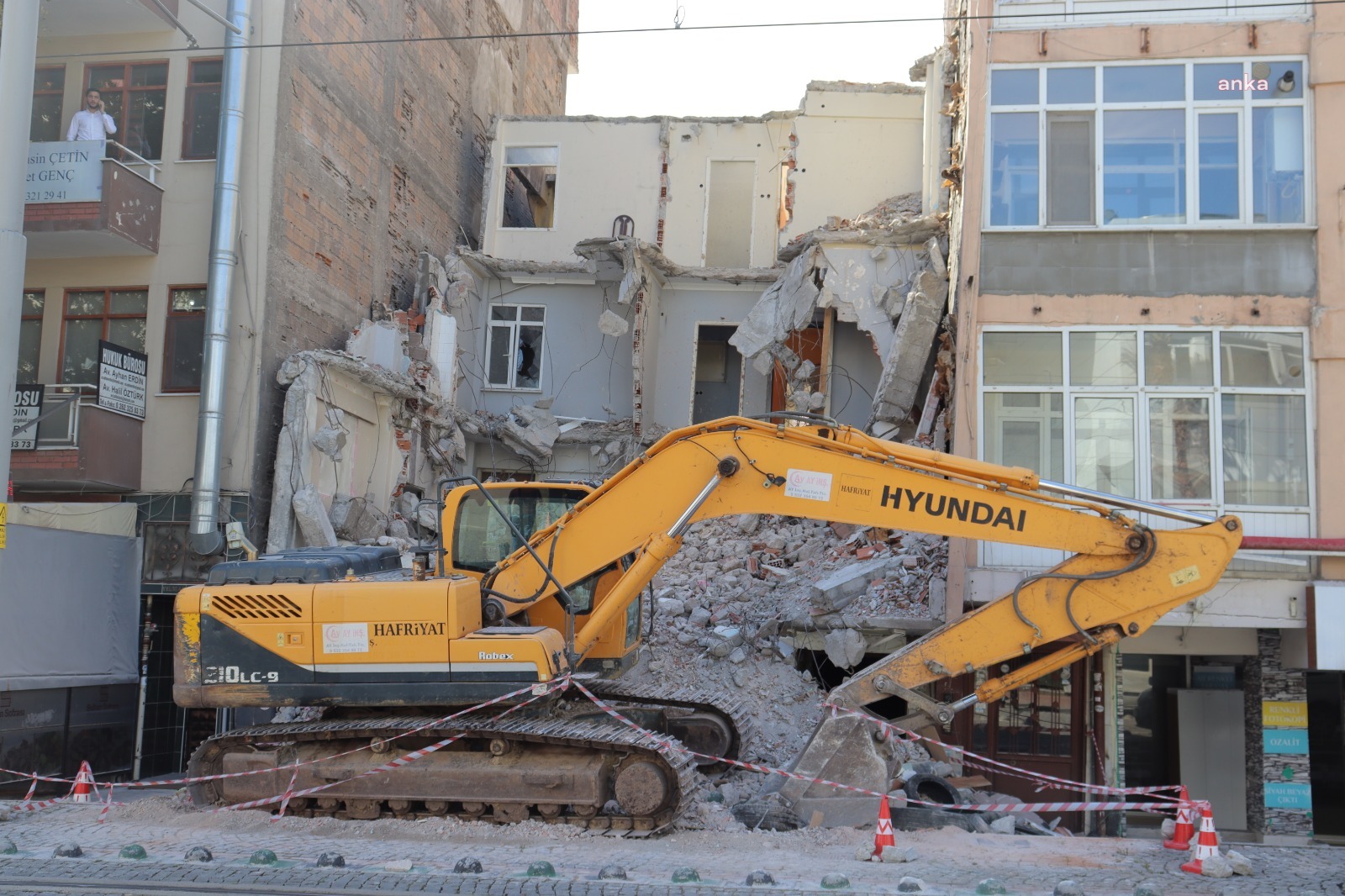 İZMİT'TE VATANDAŞLAR İÇİN TEHLİKE OLUŞTURAN ÖNDER APARTMANI YIKILIYOR