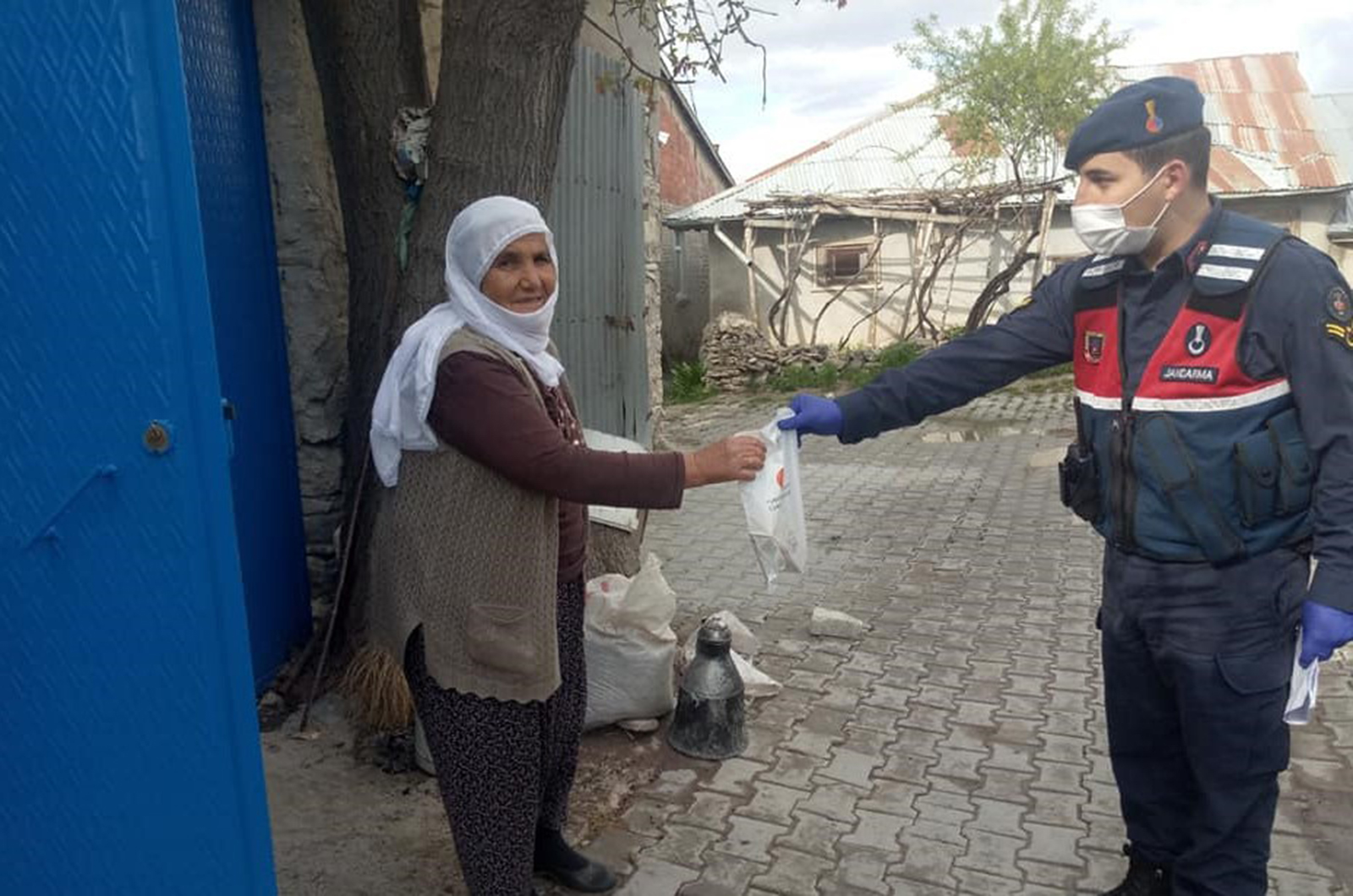 SEYDİŞEHİR'İN KÖYLERİNDE MASKE VE KOLONYA DAĞITILDI