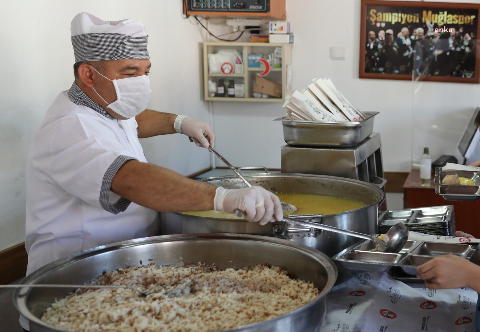 MENTEŞE BELEDİYESİ'NDEN ÖZEL ÖĞRENCİLERE ÜCRETSİZ YEMEK