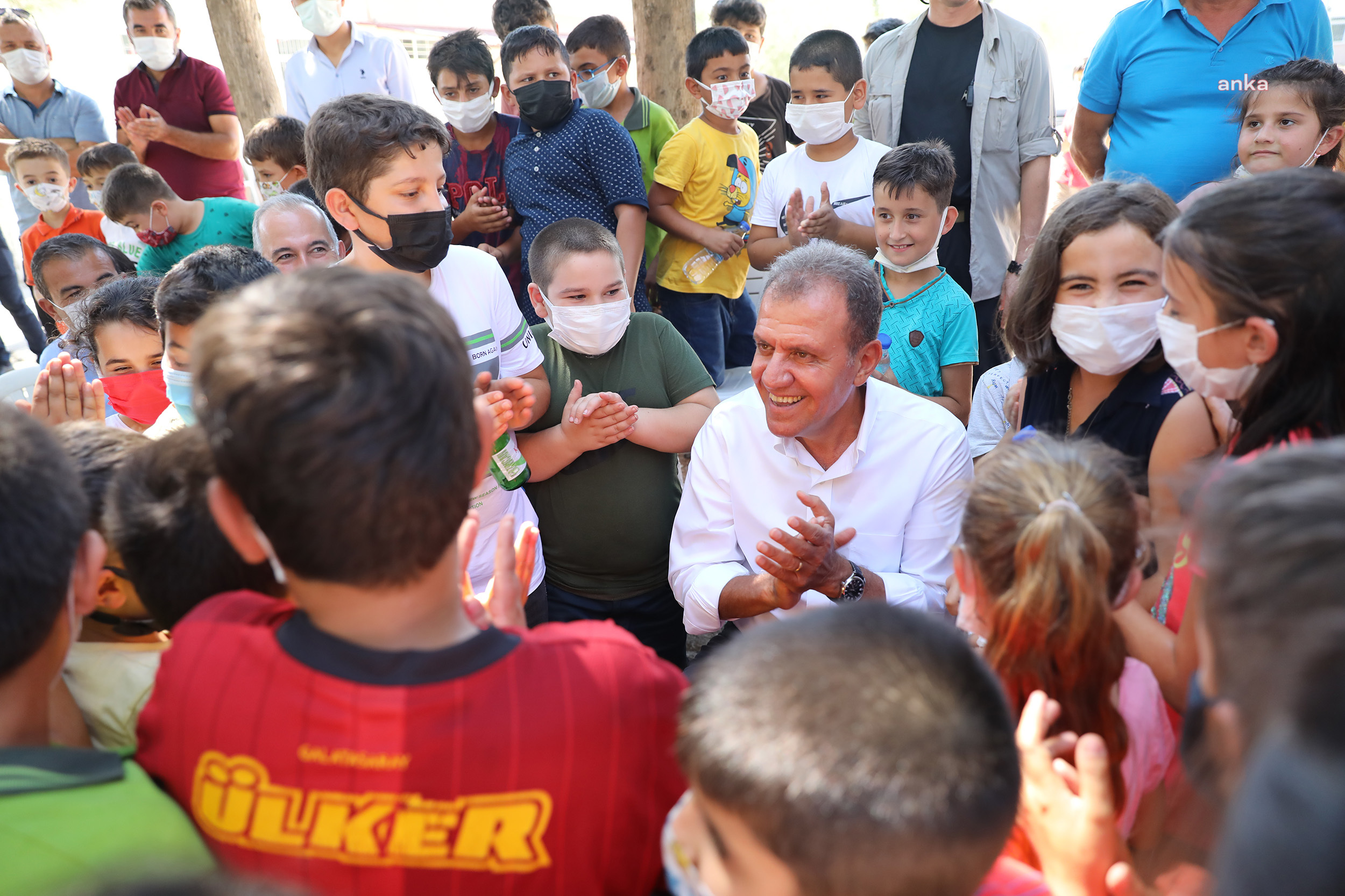 VAHAP SEÇER, ANAMUR’DA KOYUN, KEÇİ VE AVOKADO FİDANI DAĞITTI