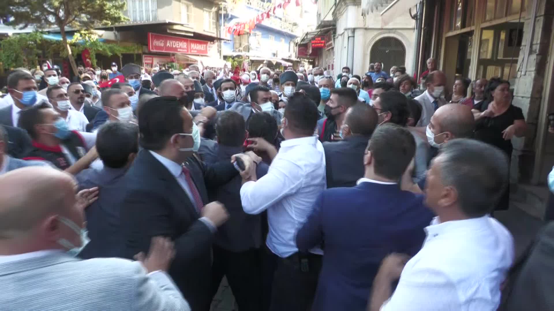 ZAFER YÜRÜYÜŞÜ'NDE MHP'Lİ VEKİLİN KORUMALARIYLA YURTTAŞ ARASINDA GERGİN ANLAR