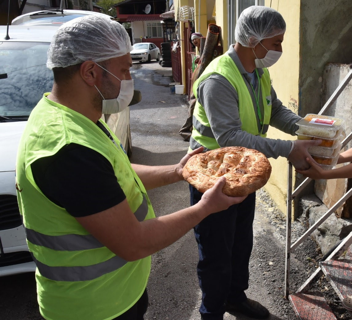İZMİT BELEDİYESİ, İHTİYAÇ SAHİPLERİNİN İFTAR SOFRASINA SICAK YEMEKLE GİDİYOR