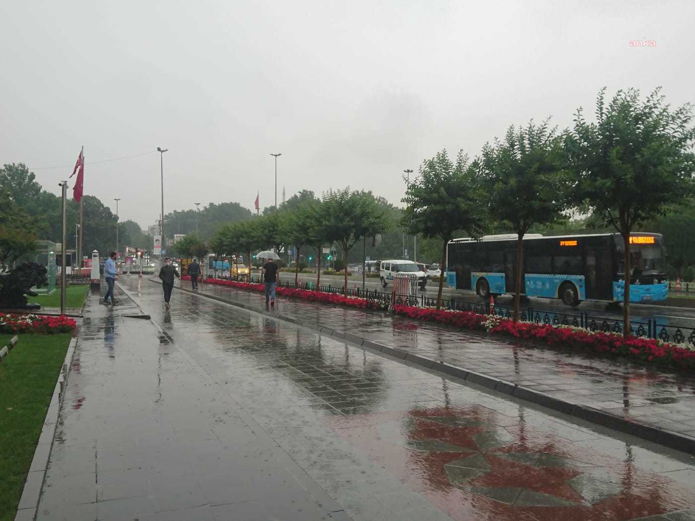 MARMARA'DA SAĞANAK YAĞIŞ ETKİSİNİ GÖSTERMEYE BAŞLADI, İSTANBUL İÇİN SEL UYARISI YAPILDI