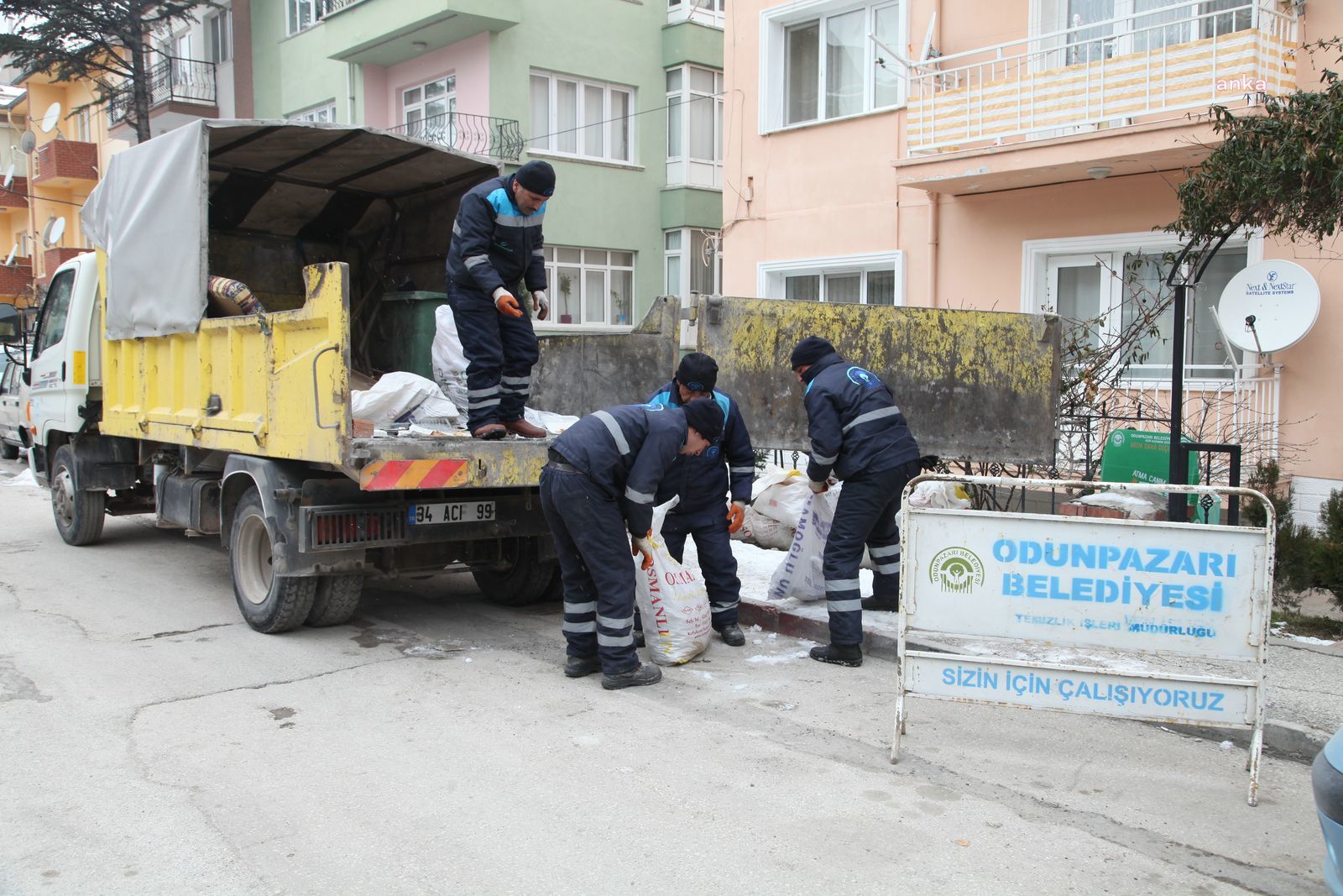 ODUNPAZARI BELEDİYESİ'NDEN MOLOZLA MÜCADELE