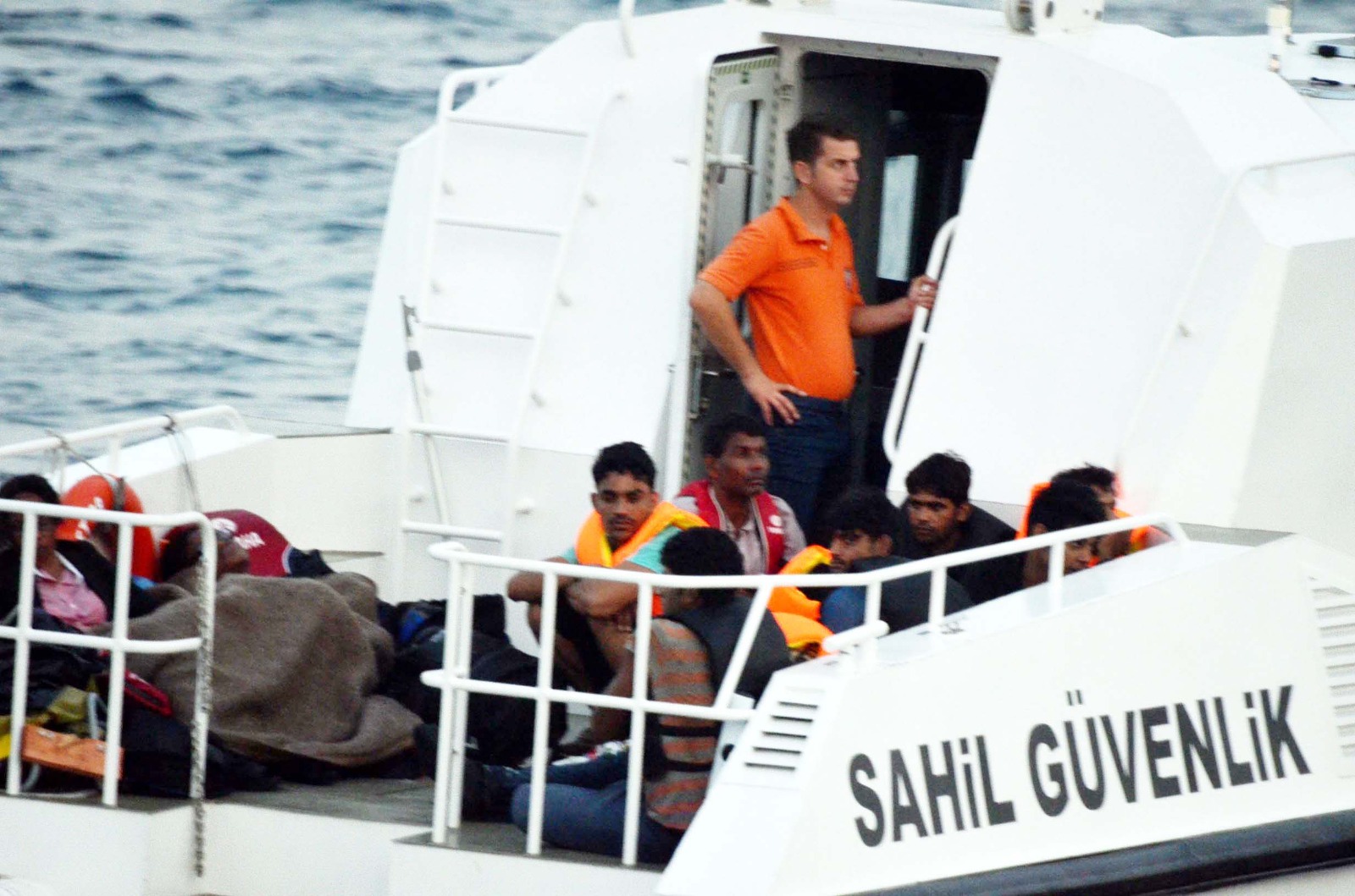 YUNANİSTAN'IN AÇIK DENİZDE KADERİNE TERK ETTİĞİ 39 GÖÇMEN KURTARILDI