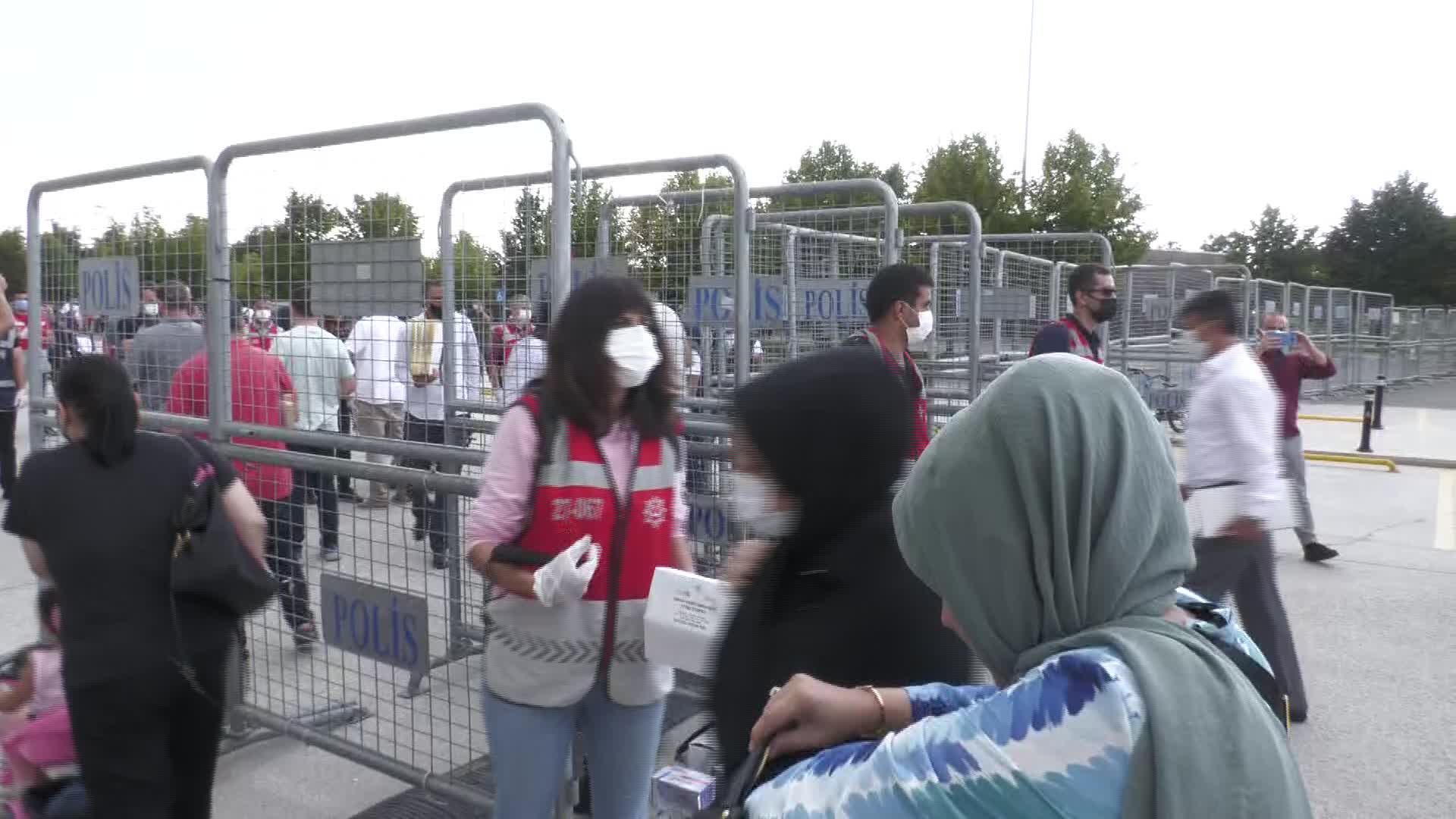 AŞI KARŞITLARI İSTANBUL MALTEPE'DE MİTİNG YAPTI: "SİZ HANGİ MİKROBA AŞI YAPTINIZ?"
