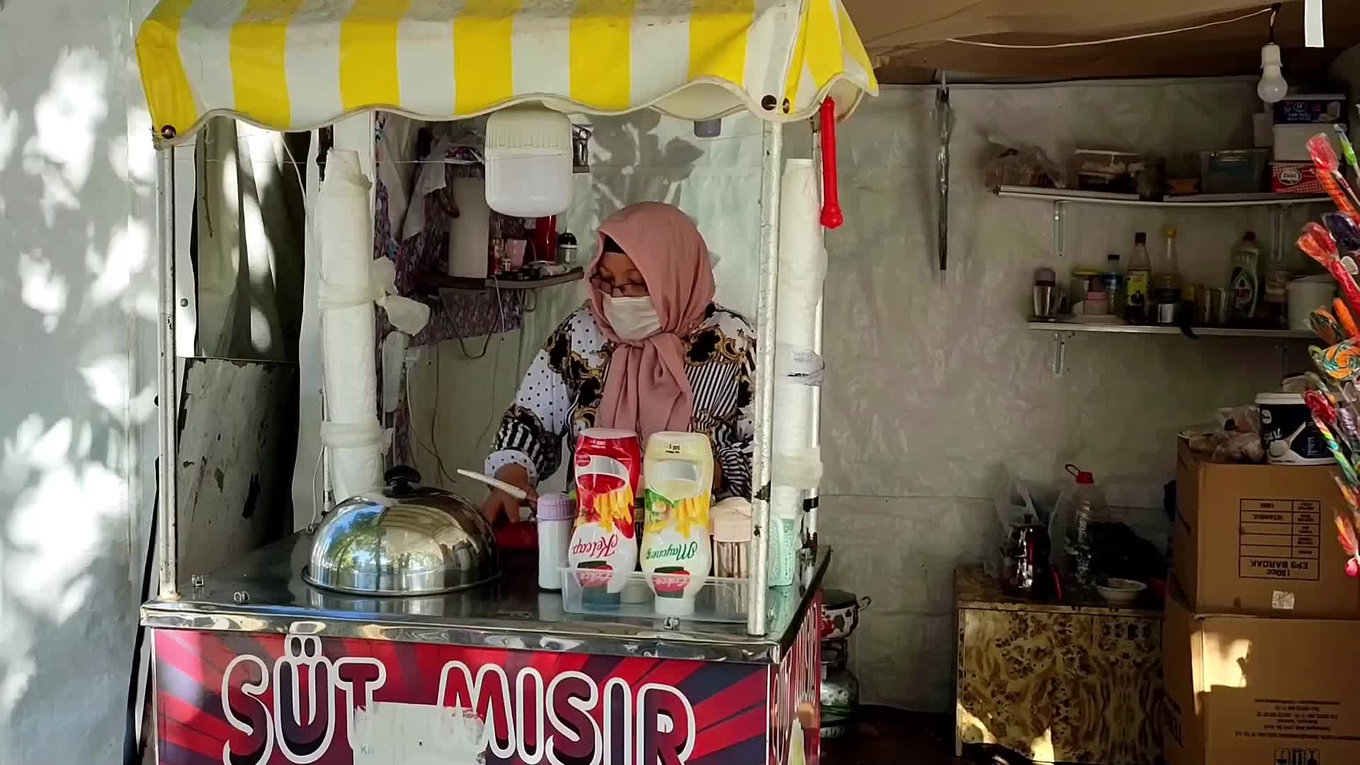 SAKARYALI ANNE, İKİ ENGELLİ ÇOCUĞUNA SÜT MISIR SATARAK BAKIYOR