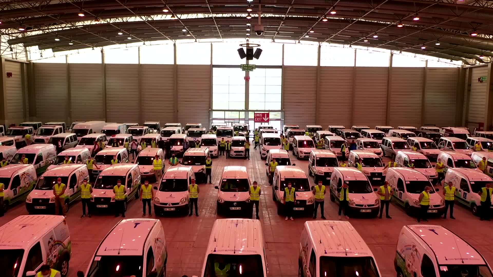 İZMİR’DE 85 BİN YARDIM KOLİSİ DAĞITILDI