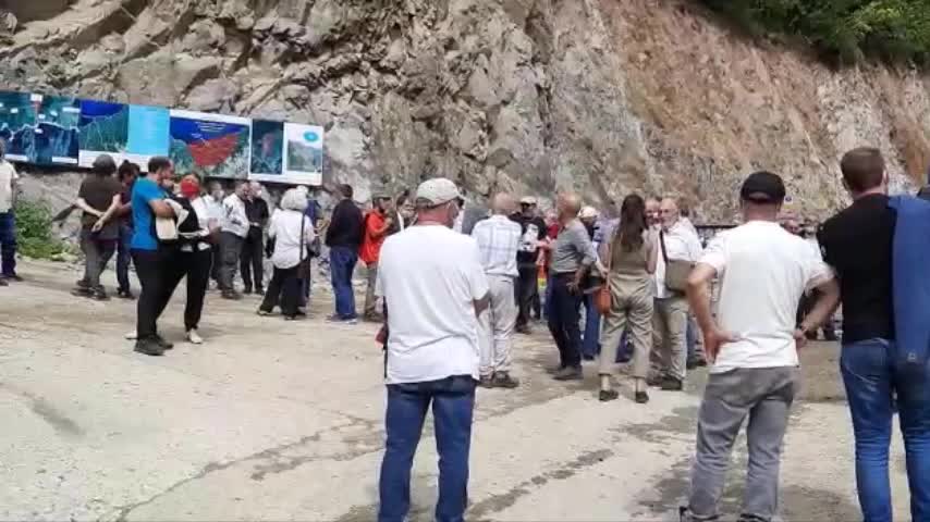 İSKENCEDERELİ YURTTAŞTAN ERDOĞAN'A: "BİZ TERÖRİST OLSAK BU YUKARIYA CENGİZ'İN MAKİNELERİ ÇIKABİLİR MİYDİ, ADIM ATABİLİR MİYDİ?"