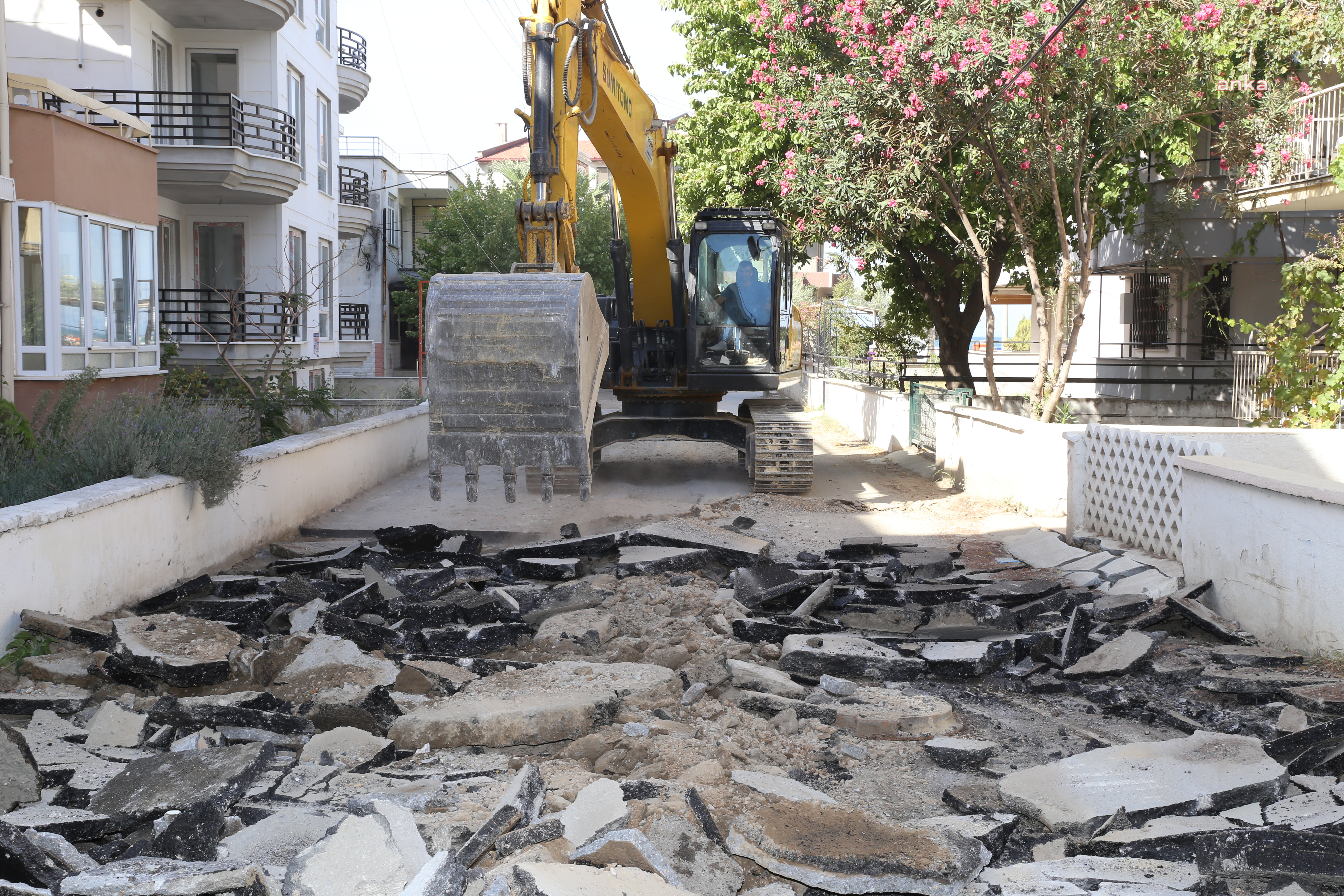 BURHANİYE’DE YOLLAR YENİLENİYOR