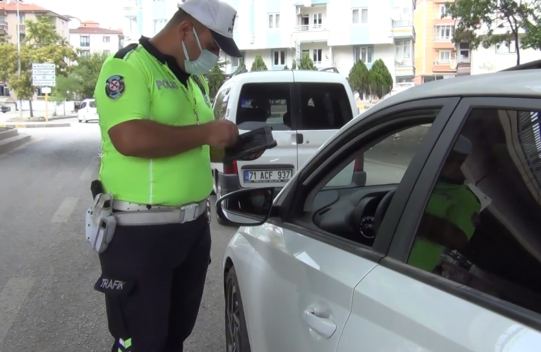KIRIKKALE'DE COVİD-19 TEMASLISI AİLE TRAFİKTE YAKALANDI