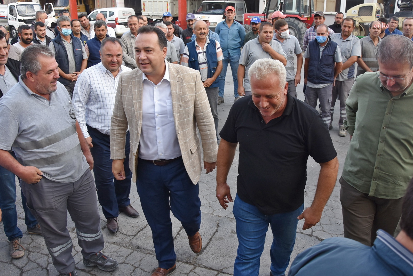 AKHİSAR BELEDİYE BAŞKANI DUTLULU, MESAİYE İŞÇİLERLE KAHVALTI YAPARAK BAŞLADI
