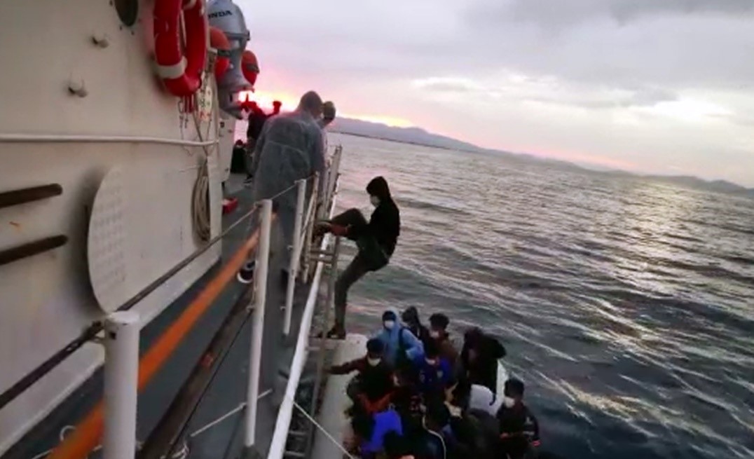 BALIKESİR AYVALIK AÇIKLARINDA 31 DÜZENSİZ GÖÇMEN KURTARILDI