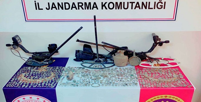 JANDARMA BİR EVDE 1.219 ADET TARİHİ SİKKE ELE GEÇİRDİ