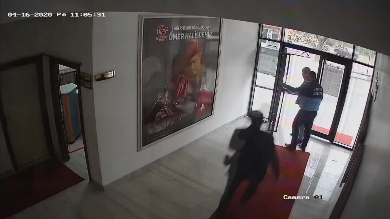 AKP’Lİ SARIYAHŞİ BELEDİYE BAŞKANI FATİH ÜNSAL'IN, BELEDİYEDE BİR YURTTAŞI DÖVERKEN ÇEKİLMİŞ GÖRÜNTÜSÜ ORTAYA ÇIKTI