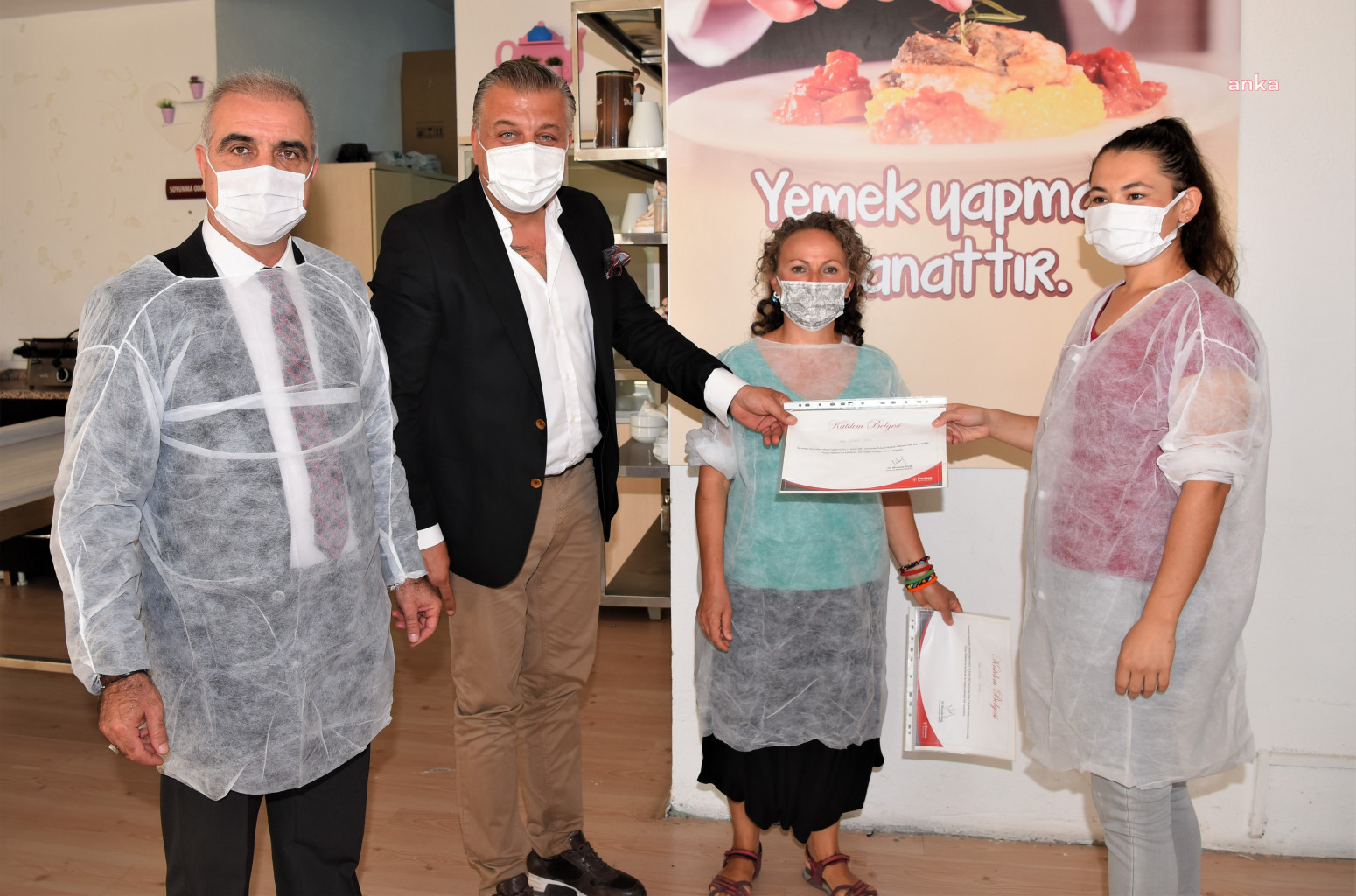 BORNOVALI KADINLAR, MUTFAKTA BULUŞUYOR, KIŞA HAZIRLANIYOR
