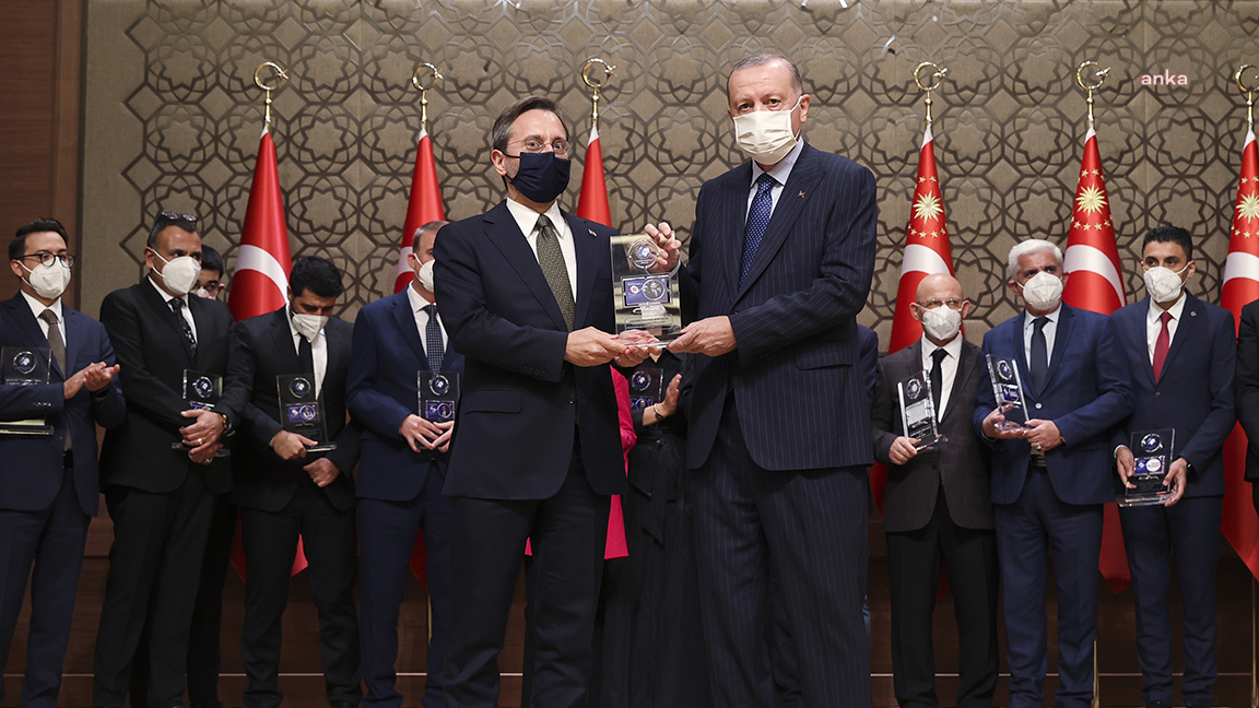 CUMHURBAŞKANLIĞI'NDA DÜZENLENEN TÖREN ÖNCESİ VEYİS ATEŞ’İN ÖDÜLÜ İPTAL EDİLDİ