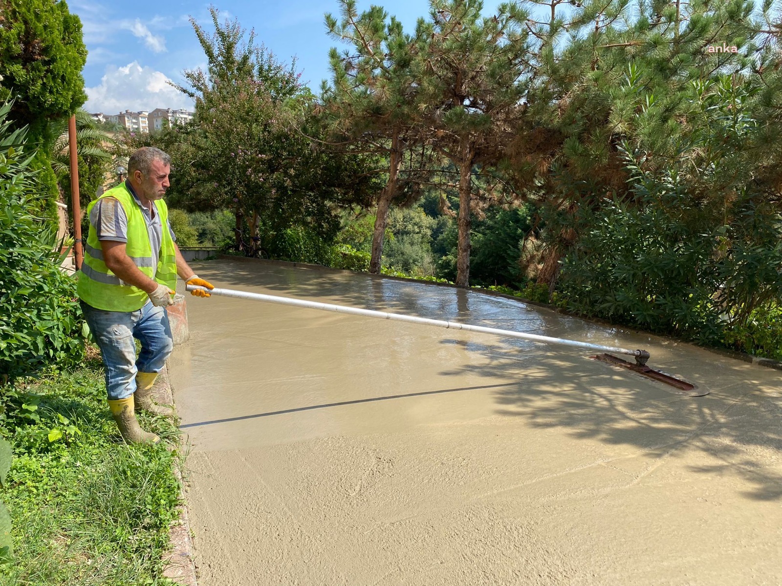 İZMİT BELEDİYESİ'NDEN FEVZİ ÇAKMAK'A YENİ BETON YOL