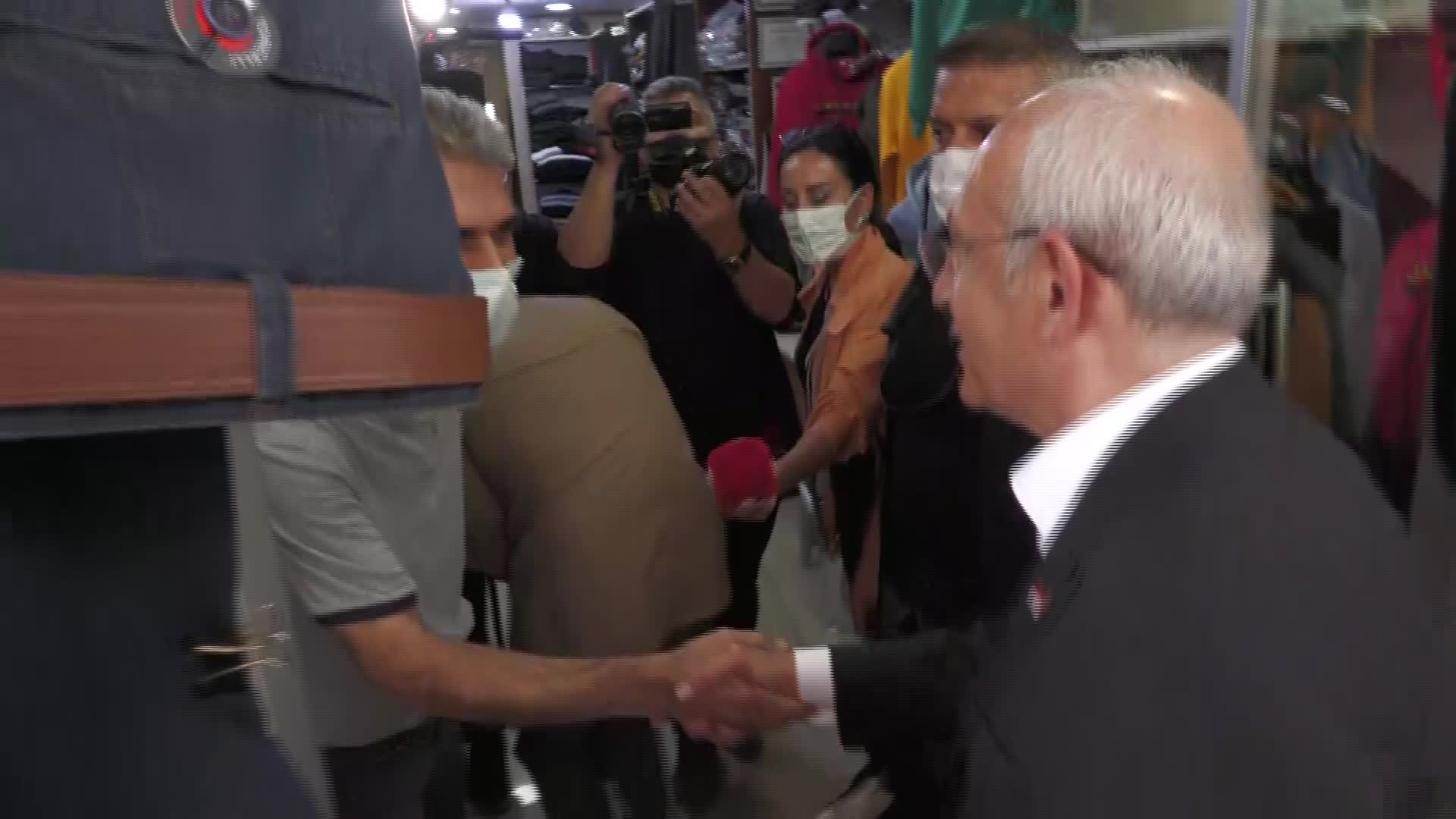 KIRKLARELİLİ ESNAFTAN KILIÇDAROĞLU’NA: “LÜTFEN ÇAY FİLAN DAĞITMIYORSANIZ BİZE BİRER DÜRBÜN GETİRİN HÜKÜMET YETKİLİLERİNİ YAKINDAN GÖREMİYORUZ”