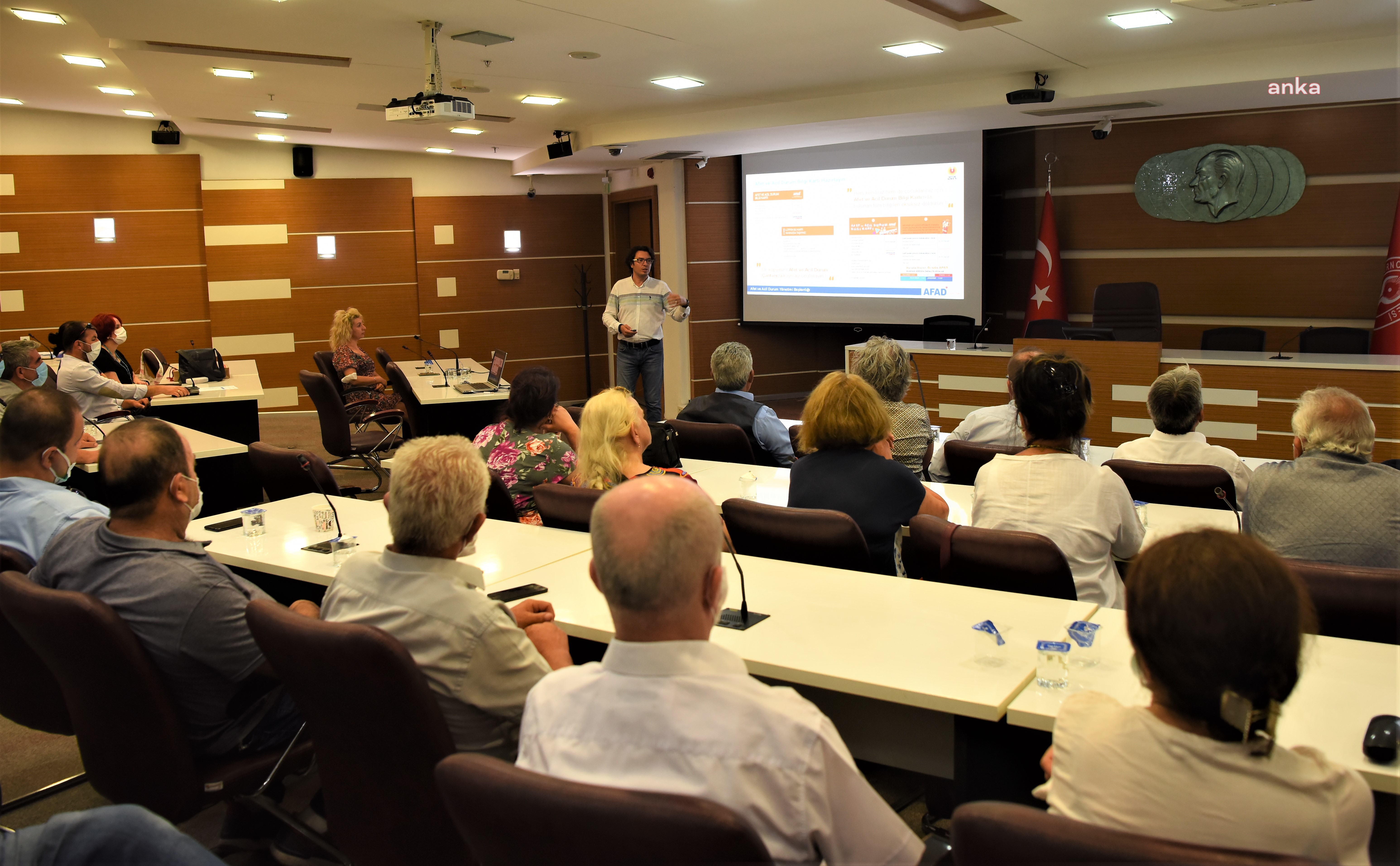 BORNOVA’DA MUHTARLARA ‘TEMEL AFET BİLİNCİ’ EĞİTİMİ