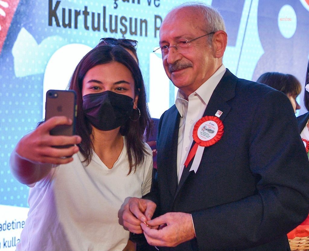 KILIÇDAROĞLU, YENİ KADIN ÜYELERİN ROZETİNİ TAKTI