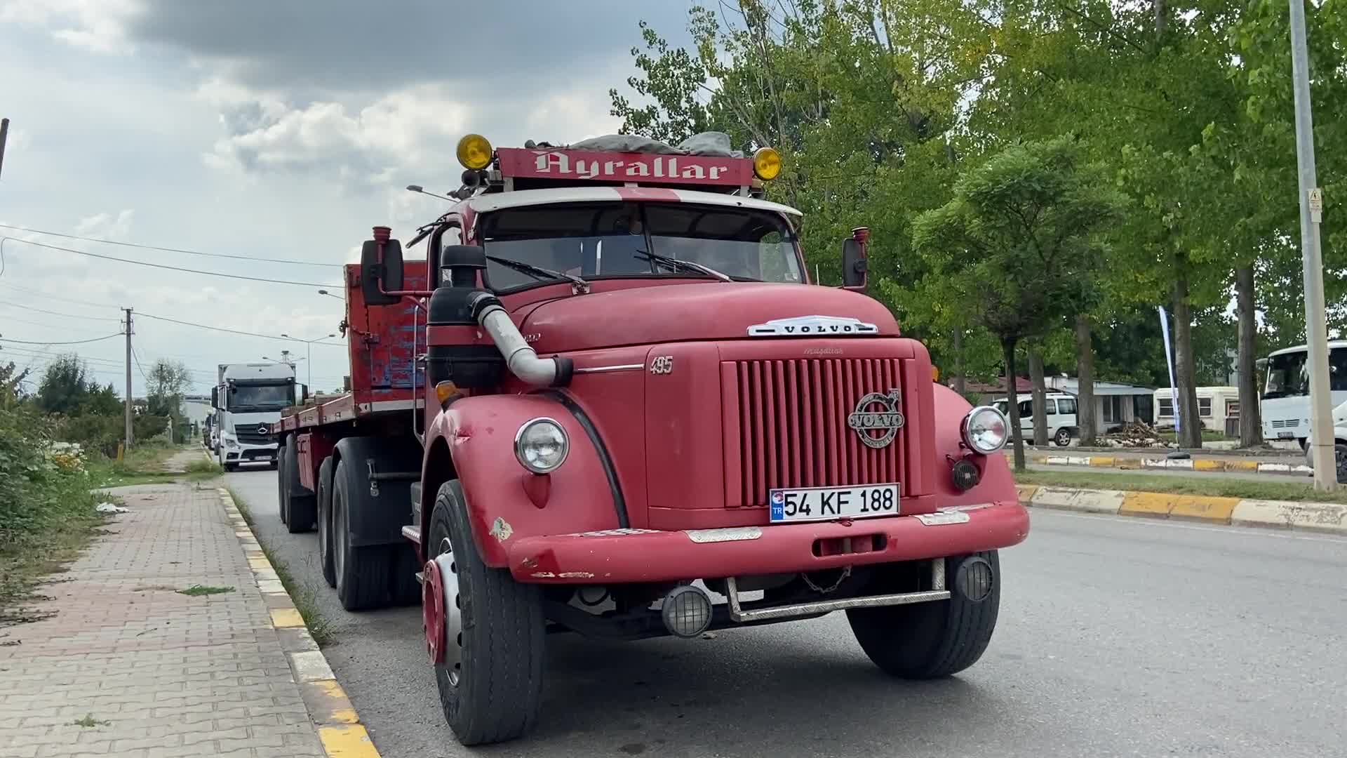 GEÇİMİNİ BABASININ 1963 MODEL TIRI İLE SAĞLIYOR