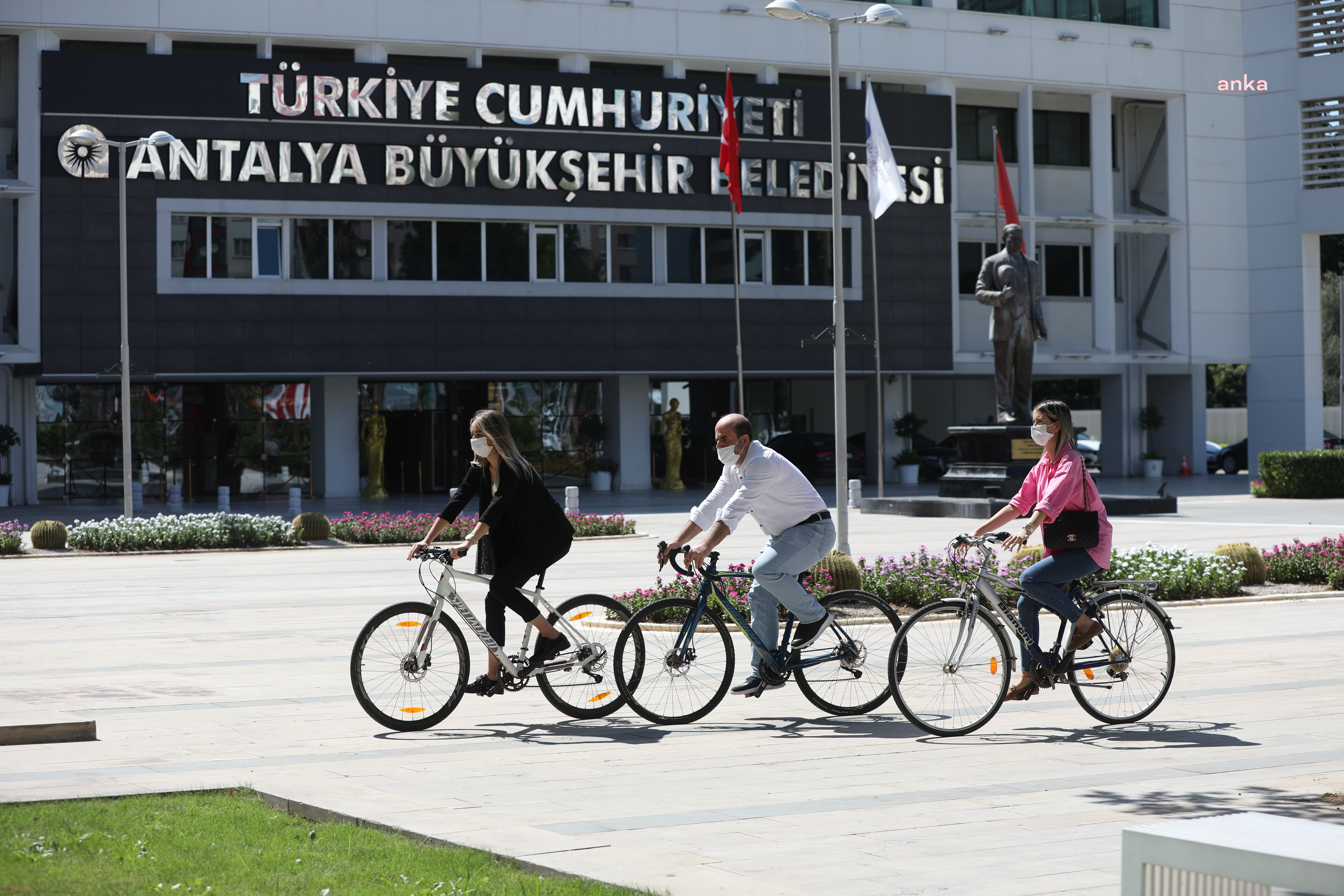 ANTALYA'DA BÜYÜKŞEHİR PERSONELİ İŞE BİSİKLETLE GİTTİ