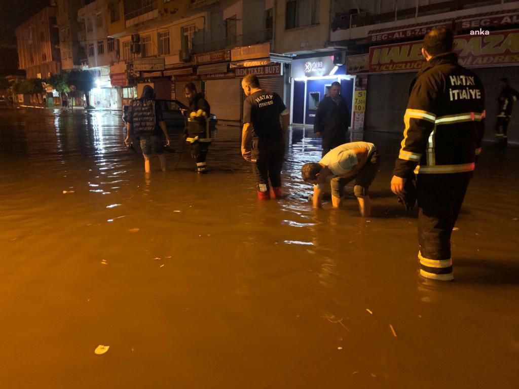 HATAY BÜYÜKŞEHİR EKİPLERİ SU BASKININA ÇOK SAYIDA PERSONEL İLE MÜDAHALE ETTİ