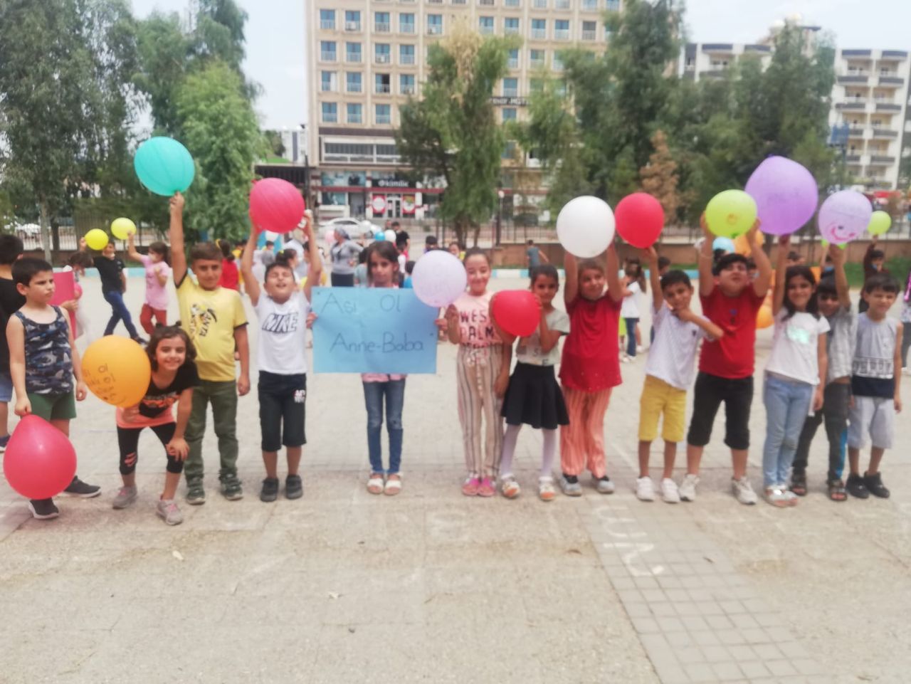 SİLOPİLİ ÖĞRENCİLER BALONLARLA AŞI ÇAĞRISI YAPTI