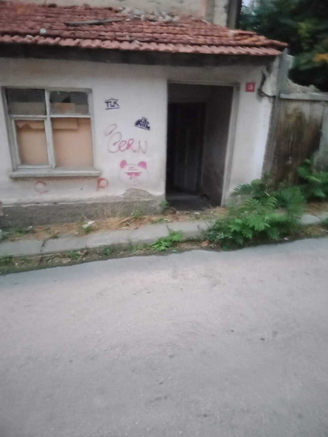HIRSIZLAR KÜTAHYA'DA BİR EVİN KAPISINI ÇALDI
