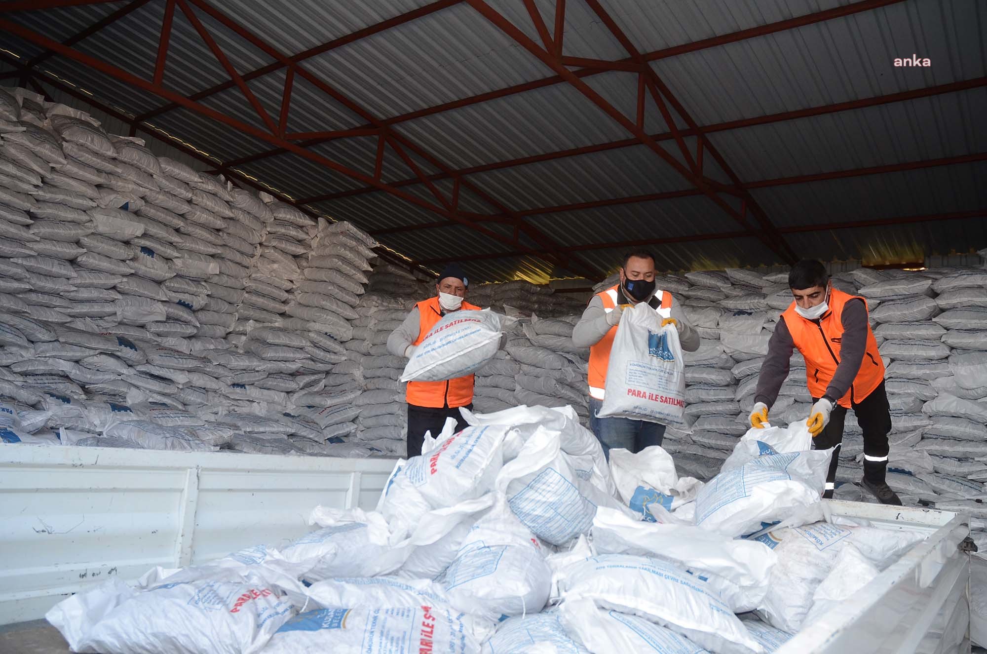 KUŞADASI BELEDİYESİ'NDEN 2 BİN 500 AİLEYE YAKACAK YARDIMI